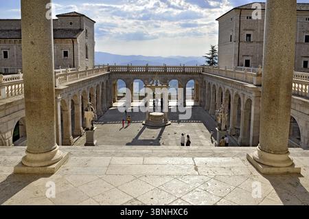 Chiostro del Bramante con cisterna e statue di San Benedetto e Santa scolastica di Nursia, abbazia benedettina di Montecassino, Monte Cassino, Cassino, Fro Foto Stock