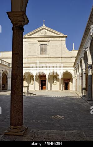 Chiostro dei Benefattori con la Basilica Cattedrale dell'Abbazia Benedettina di Montecassino, Monte Cassino, Cassino, Frosinone, Lazio, Italia, EUR Foto Stock