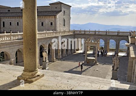 Chiostro del Bramante con cisterna e statue di San Benedetto e Santa scolastica di Nursia, abbazia benedettina di Montecassino, Monte Cassino, Cassino, Fro Foto Stock