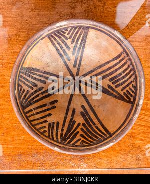 Un pezzo di ceramica Muisca splendidamente realizzato che mostra intricati motivi geometrici, che rappresentano il ricco patrimonio culturale di Guatavita, Colombia. Foto Stock
