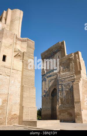 Vista dei due enormi pezzi ancora in piedi dell'edificio. Alle rovine dell'estate di Amir Timur, il palazzo Ak-Saray a Shahrisabz, Uzbekistan. Foto Stock