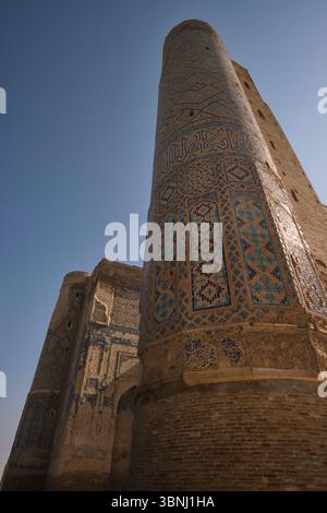 Vista laterale dell'imponente edificio piastrellato. Alle rovine dell'estate di Amir Timur, il palazzo Ak-Saray a Shahrisabz, Uzbekistan. Foto Stock