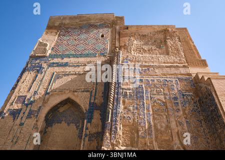 Vista dettagliata della facciata piastrellata, sbucciatura. Alle rovine dell'estate di Amir Timur, il palazzo Ak-Saray a Shahrisabz, Uzbekistan. Foto Stock