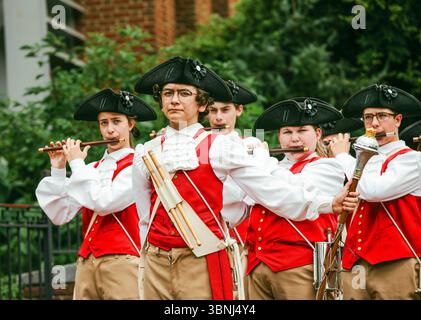 Una band vestita con abiti storici della Guerra d'indipendenza americana si esibisce alla parata di Philadelphia, Pennsylvania, USA, il 2 luglio 2025 Foto Stock
