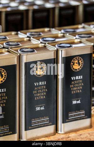 Barattoli di olio extra vergine di oliva di Maiorca, Bodegas vi Rei, Llucmajor, Maiorca, Isole Baleari, Spagna Foto Stock