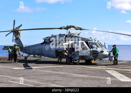 OCEANO ATLANTICO (30 giugno 2025) i marinai assegnati alla nave d'assalto anfibia classe Wasp USS Iwo Jima (LHD 7) preparano un MH-60 Seahawk, assegnato a Foto Stock