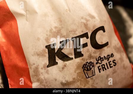 Primo piano della confezione di patatine fritte grandi KFC oleose Foto Stock