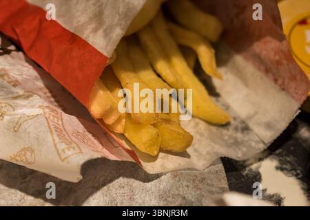 Primo piano di patatine fritte KFC in confezioni con marchio Foto Stock