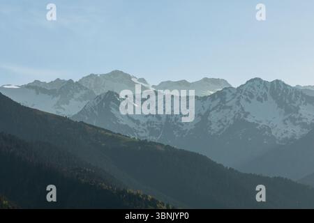 Una bellezza mozzafiato delle montagne dei Pirenei. Questo splendido paesaggio cattura le vette innevate e le lussureggianti valli verdi, perfette per escursioni ed escursioni Foto Stock