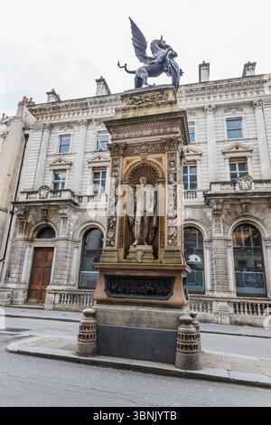 Temple Bar Memorial Griffin e la statua della Regina Vittoria su Fleet Street. Londra, Regno Unito, 5 maggio 2024 Foto Stock