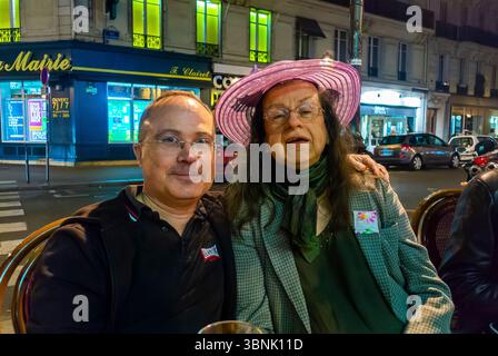 Parigi, Francia, Ritratto, persone, condivisione di bevande fuori dalla terrazza, Paris Bar Cafe, attivisti per l'AIDS Act Up, anziani, (Tom Craig, 57 anni), (Helene Hazara) notte, strada (hélène hazera) Foto Stock