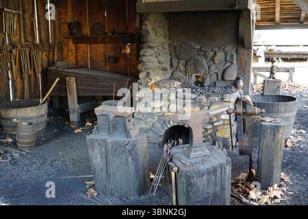 All'interno dell'autentico vecchio negozio di fabbro o forgia con un'incudine e un mantice presso lo storico Jamestown Fort, la prima colonia americana Foto Stock