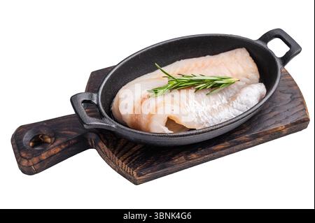 Filetto di merluzzo crudo incontaminato, in attesa di essere marinato e cucinato alla perfezione per una deliziosa esperienza culinaria. isolato su sfondo bianco. vista dall'alto. Foto Stock