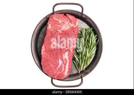 Pezzi di carne di cavallo appena tagliati disposti ad arte, mostrando la loro consistenza tenera e la tonalità del rosso intenso, perfetti per ricette gourmet. isolato sulla schiena bianca Foto Stock