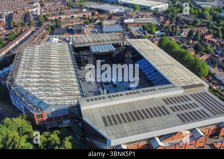 Birmingham, Regno Unito. 3 luglio 2025. Vista aerea dello stadio Villa Park, sede dell'Aston Villa Football Club, che gioca nella Premier League di Birmingham, nel Regno Unito, dove lo stadio è in preparazione per il concerto di addio "Back to the Beginning" della leggendaria rock band Black Sabbath guidata da Ozzy Osbourne, che si esibirà per l'ultima volta il 5 luglio 2025. Alla band si uniranno altre leggende dell'heavy metal, tra cui metallica, Alice in Chains, Lamb of God e Tom Morello. Crediti fotografici: Graham Hunt/Alamy Live News Foto Stock
