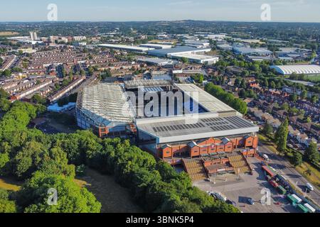 Birmingham, Regno Unito. 3 luglio 2025. Vista aerea dello stadio Villa Park, sede dell'Aston Villa Football Club, che gioca nella Premier League di Birmingham, nel Regno Unito, dove lo stadio è in preparazione per il concerto di addio "Back to the Beginning" della leggendaria rock band Black Sabbath guidata da Ozzy Osbourne, che si esibirà per l'ultima volta il 5 luglio 2025. Alla band si uniranno altre leggende dell'heavy metal, tra cui metallica, Alice in Chains, Lamb of God e Tom Morello. Crediti fotografici: Graham Hunt/Alamy Live News Foto Stock