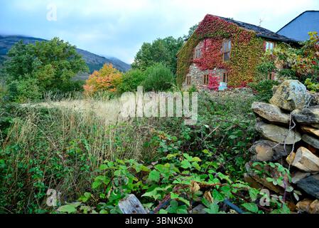 Città collinare di Valverde de los Arroyos, Guadalajara, Spagna Foto Stock