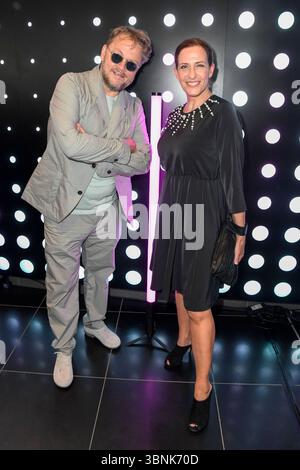 Marc Schubring und Ulrike Frank zu Gast auf der Fashion Show von Kilan Kerner mit dem Titel die gestohlenen Kinder Primavera Estate 2026 in der Uber Arena am 02.Juli 2025 a Berlino Berlino Germania *** Marc Schubring e Ulrike Frank come ospiti alla sfilata di Kilan Kerner intitolata The Stolen Children Primavera Estate 2026 alla Uber Arena il 2 luglio 2025 a Berlino Berlino Germania Foto Stock