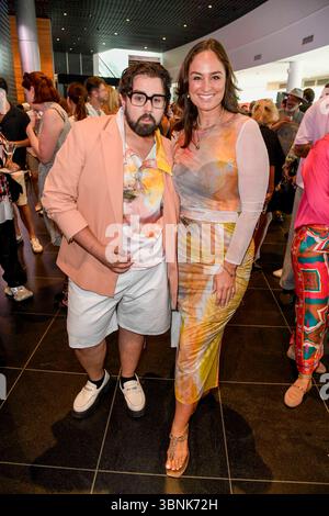 Steven Preisner und Saskia Grimm zu Gast auf der Fashion Show von Kilan Kerner mit dem Titel die gestohlenen Kinder Primavera Estate 2026 in der Uber Arena AM 02.Juli 2025 a Berlino Germania *** Steven Preisner e Saskia Grimm come ospiti della sfilata di Kilan Kerner intitolata The Stolen Children Primavera Estate 2026 alla Uber Arena il 2 luglio 2025 a Berlino Berlino Germania Foto Stock