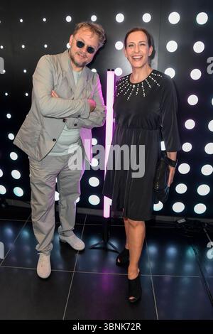 Marc Schubring und Ulrike Frank zu Gast auf der Fashion Show von Kilan Kerner mit dem Titel die gestohlenen Kinder Primavera Estate 2026 in der Uber Arena am 02.Juli 2025 a Berlino Berlino Germania *** Marc Schubring e Ulrike Frank come ospiti alla sfilata di Kilan Kerner intitolata The Stolen Children Primavera Estate 2026 alla Uber Arena il 2 luglio 2025 a Berlino Berlino Germania Foto Stock