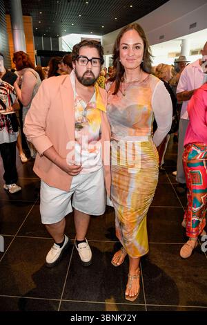 Steven Preisner und Saskia Grimm zu Gast auf der Fashion Show von Kilan Kerner mit dem Titel die gestohlenen Kinder Primavera Estate 2026 in der Uber Arena AM 02.Juli 2025 a Berlino Germania *** Steven Preisner e Saskia Grimm come ospiti della sfilata di Kilan Kerner intitolata The Stolen Children Primavera Estate 2026 alla Uber Arena il 2 luglio 2025 a Berlino Berlino Germania Foto Stock