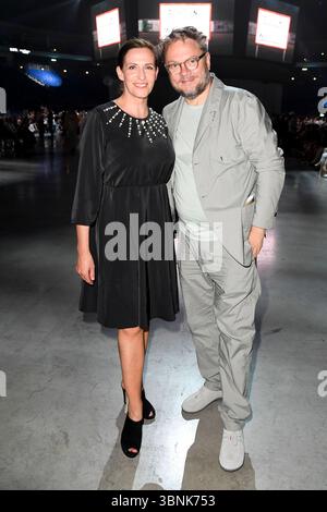 Ulrike Frank und Marc Schubring zu Gast auf der Fashion Show von Kilan Kerner mit dem Titel die gestohlenen Kinder Primavera Estate 2026 in der Uber Arena am 02.Juli 2025 a Berlino Berlino Germania *** Ulrike Frank e Marc Schubring come ospiti alla sfilata di Kilan Kerner intitolata The Stolen Children Primavera Estate 2026 alla Uber Arena il 2 luglio 2025 a Berlino Berlino Germania Foto Stock