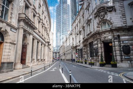 Una vista dell'architettura antica e nuova in contrasto nel cuore del quartiere finanziario della City di Londra. Foto Stock