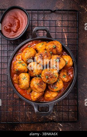 Polpette succose, perfettamente condite e dorate, pronte per essere servite con salsa marinara. Un classico cibo confortevole che non delude mai Foto Stock