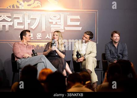 Rupert Friend, Scarlett Johansson, Jonathan Bailey e Gareth Edwards, 1 luglio 2025: (L-R) attori Rupert Friend, Scarlett Johansson e Jonathan Bailey con il regista Gareth Edwards durante una conferenza stampa per il film 'Jurassic World: Rebirth' a Seoul, Corea del Sud. Il film sarà proiettato sugli schermi locali il 2 luglio. Crediti: Lee Jae-won/AFLO/Alamy Live News Foto Stock