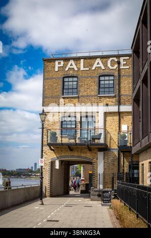 Appartamenti nel Palace Wharf convertito sul Tamigi Path vicino al Ponte Hammersmith a Fulham, Londra, Regno Unito Foto Stock
