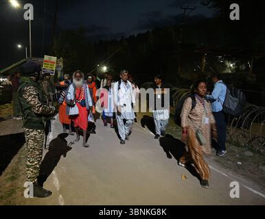 Pahalgam, India. 3 luglio 2025. PAHALGAM, INDIA - 3 LUGLIO: Il primo gruppo di pellegrini parte per la grotta di Amarnath il 3 luglio 2025 a Pahalgam, India. Il tenente governatore Manoj Sinha ha segnalato il primo gruppo di 5.892 pellegrini da Jammu mercoledì. Lo yatra procede attraverso due percorsi, il tradizionale percorso di 48 km da Pahalgam e il più breve percorso Baltal di 14 km. Il viaggio di 38 giorni si concluderà il 9 agosto. (Foto di Waseem Andrabi/Hindustan Times/Sipa USA) credito: SIPA USA/Alamy Live News Foto Stock