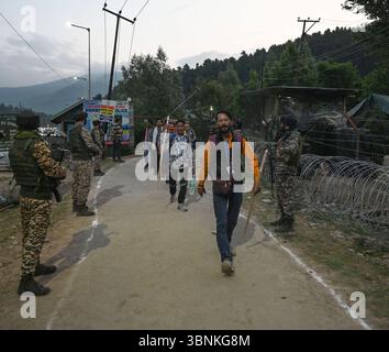 Pahalgam, India. 3 luglio 2025. PAHALGAM, INDIA - 3 LUGLIO: Il primo gruppo di pellegrini parte per la grotta di Amarnath il 3 luglio 2025 a Pahalgam, India. Il tenente governatore Manoj Sinha ha segnalato il primo gruppo di 5.892 pellegrini da Jammu mercoledì. Lo yatra procede attraverso due percorsi, il tradizionale percorso di 48 km da Pahalgam e il più breve percorso Baltal di 14 km. Il viaggio di 38 giorni si concluderà il 9 agosto. (Foto di Waseem Andrabi/Hindustan Times/Sipa USA) credito: SIPA USA/Alamy Live News Foto Stock