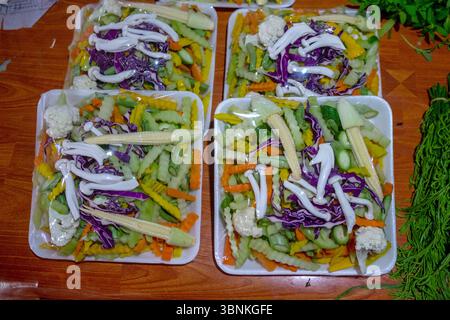Verdure fresche assortite nei vassoi del mercato del sud-est asiatico Foto Stock