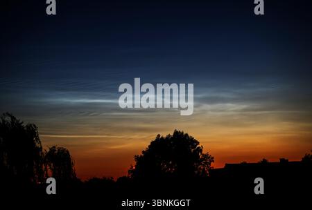 Wimbledon, Londra, Regno Unito. 3 luglio 2025. Nuvole lucenti di notte, o nuvole neoctiluscenti, sono viste a nord di Londra diverse ore prima dell'alba. Crediti: Malcolm Park/Alamy Foto Stock