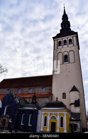 Chiesa di San Nicola (Museo Niguliste) e Cappelle in inverno, città vecchia di Tallinn Foto Stock