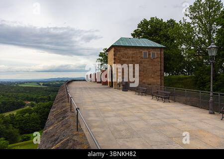 Fortezza di Königstein in Svizzera sassone, Germania – 6. Giugno 2025: Veduta del massiccio muro di pietra esterno e della torre difensiva della fortezza di Königstein perc Foto Stock