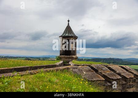 Fortezza di Königstein in Svizzera sassone, Germania – 6. Giugno 2025: Veduta del massiccio muro di pietra esterno e della torre difensiva della fortezza di Königstein perc Foto Stock