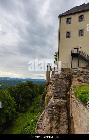 Fortezza di Königstein in Svizzera sassone, Germania – 6. Giugno 2025: Veduta del massiccio muro di pietra esterno e della torre difensiva della fortezza di Königstein perc Foto Stock