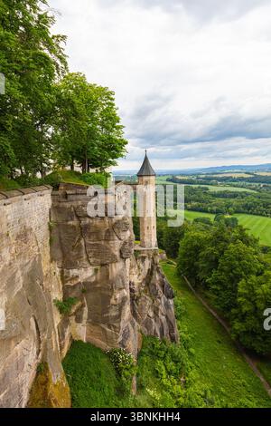Fortezza di Königstein, Svizzera sassone, Germania – 5 giugno 2025: Torre e muro di pietra della storica fortezza in cima alla montagna si affacciano sulla foresta della valle dell'Elba Foto Stock