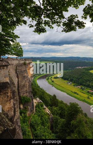 Fortezza di Königstein, Svizzera sassone, Germania – 5 giugno 2025: Torre e muro di pietra della storica fortezza in cima alla montagna si affacciano sulla foresta della valle dell'Elba Foto Stock