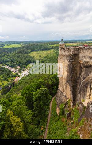 Fortezza di Königstein, Svizzera sassone, Germania – 5 giugno 2025: Torre e muro di pietra della storica fortezza in cima alla montagna si affacciano sulla foresta della valle dell'Elba Foto Stock