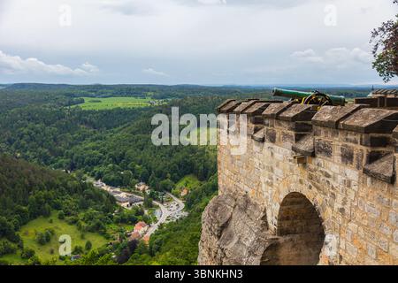 Fortezza di Königstein, Svizzera sassone, Germania – 5 giugno 2025: Torre e muro di pietra della storica fortezza in cima alla montagna si affacciano sulla foresta della valle dell'Elba Foto Stock