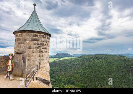 Fortezza di Königstein, Svizzera sassone, Germania – 5 giugno 2025: Torre e muro di pietra della storica fortezza in cima alla montagna si affacciano sulla foresta della valle dell'Elba Foto Stock