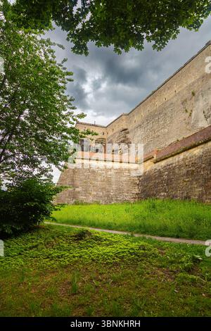 Fortezza Königstein, Svizzera sassone, Germania – 5 giugno 2025: Vista delle massicce mura esterne della fortezza Königstein, circondata da una vegetazione lussureggiante e Foto Stock