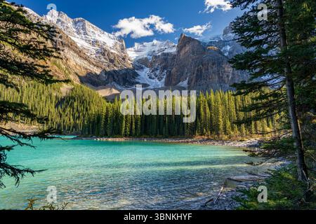 Paesaggio mozzafiato della tarda estate del lago Moraine, acque glaciali turchesi, maestose Ten Peaks innevate. Canadian Rockies, Banff National Park Foto Stock