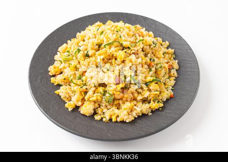 Riso fritto di Yangzhou su sfondo bianco Foto Stock