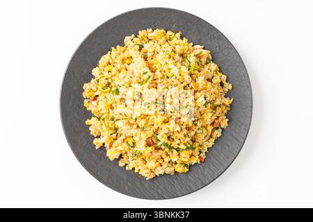 Riso fritto di Yangzhou su sfondo bianco Foto Stock