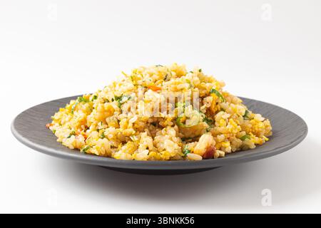 Riso fritto di Yangzhou su sfondo bianco Foto Stock