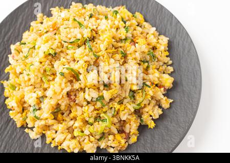 Riso fritto di Yangzhou su sfondo bianco Foto Stock