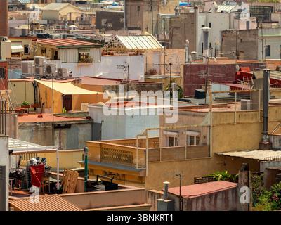 Tetti residenziali in un quartiere storico di Barcellona. Terrazze, serbatoi d'acqua e antenne creano una vista urbana strutturata. Spagna Foto Stock